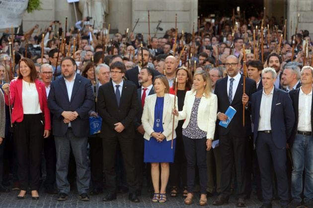 Puigdemont y Colau reciben en la Generalitat a los más de 700 alcaldes imputados por la fiscalía.