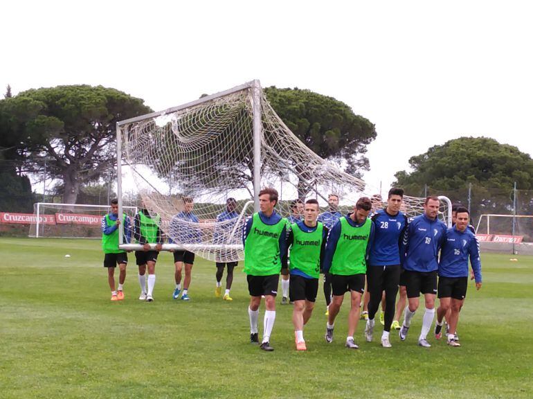 Los jugadores del Cádiz cargan con la portería