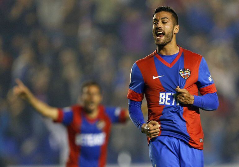 GRA348. VALENCIA, 07/11/2015.- El centrocampista del Levante Víctor Camarasa (d) celebra su gol ante el Deportivo durante el partido de la undécima jornada de liga en Primera División que se disputa esta noche en el estadio Ciutat de Valencia. EFE/Juan Carlos Cárdenas