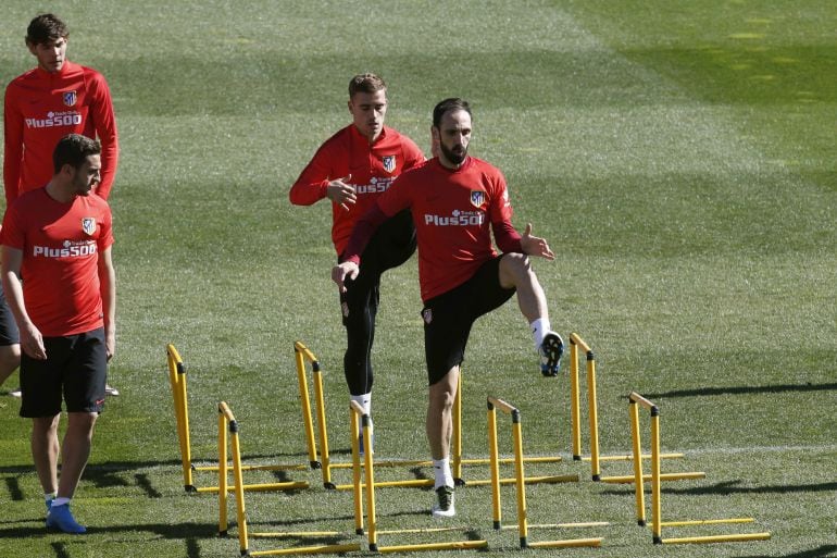 Los jugadores del Atlético de Madrid, Theo, Koke Resurrección, Antoine Griezmann y Juanfran Torres, durante un entrenamiento en el Cerro del Espino, en Majadahonda. 