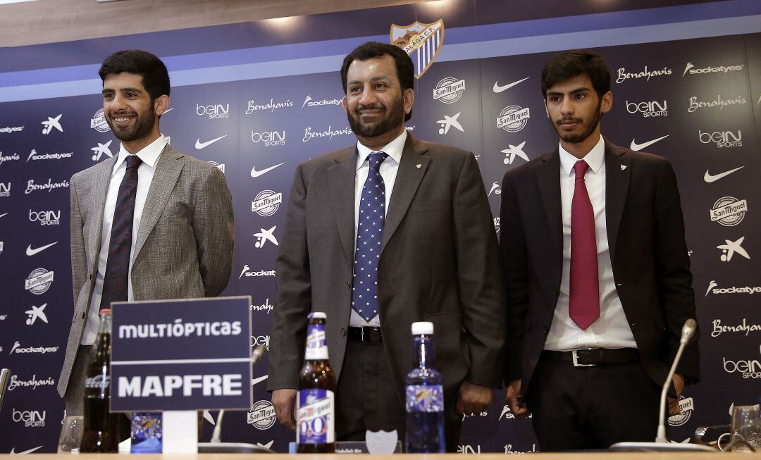 Abdulah Al Thani, junto a sus hijos, en una foto de archivo