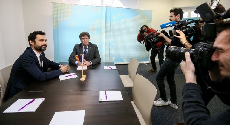 El expresidente de la Generalitat Carles Puigdemont (2i) y el presidente del Parlamento autónomo, Roger Torrent (i), durante su reunión en Bruselas