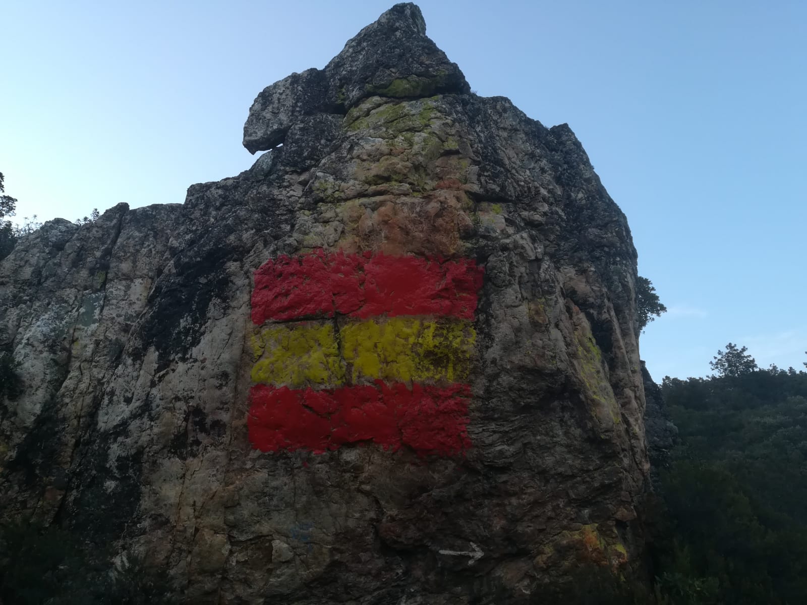 Peñón del Muerto, en Solana del Pino, con las pinturas rupestres vandalizadas tras la aparición de una gran bandera nacional