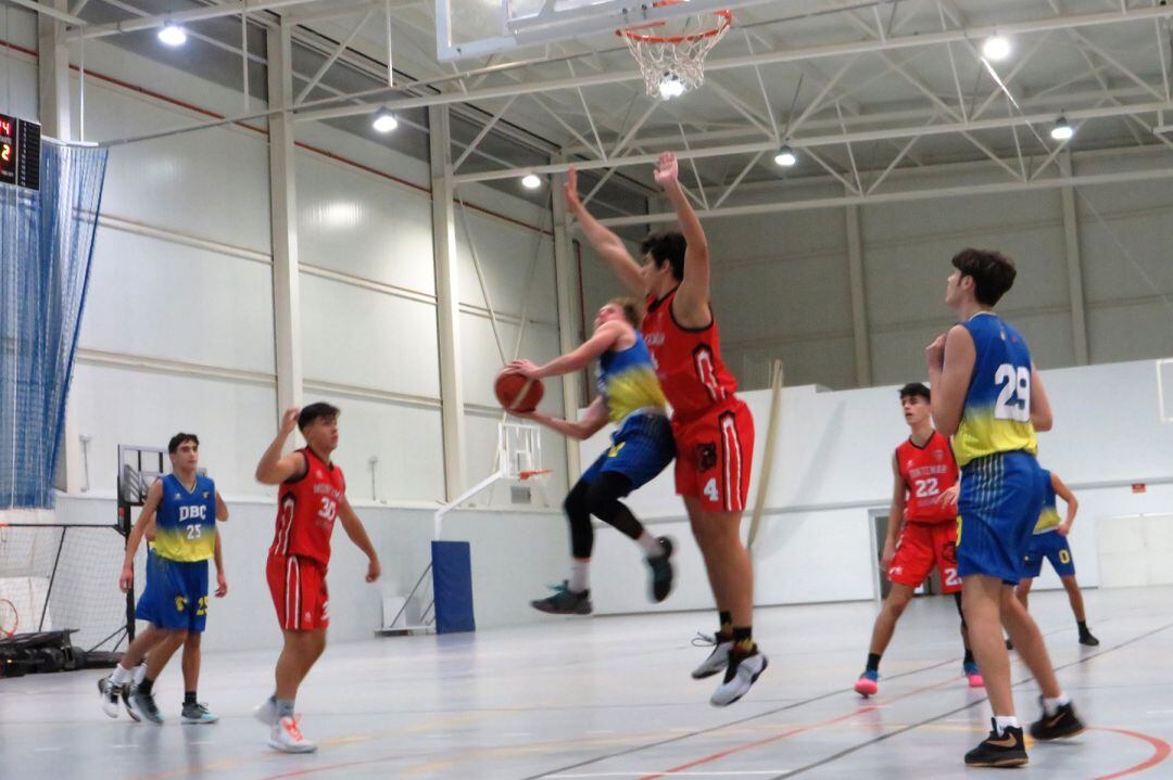 Jugador del Dénia Básquet entrando a canasta.