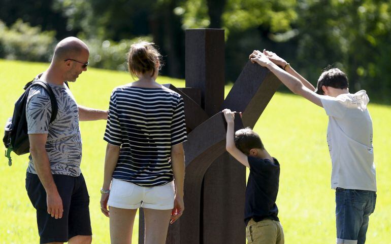 Unos tursitas visitan el museo Chillida Leku.