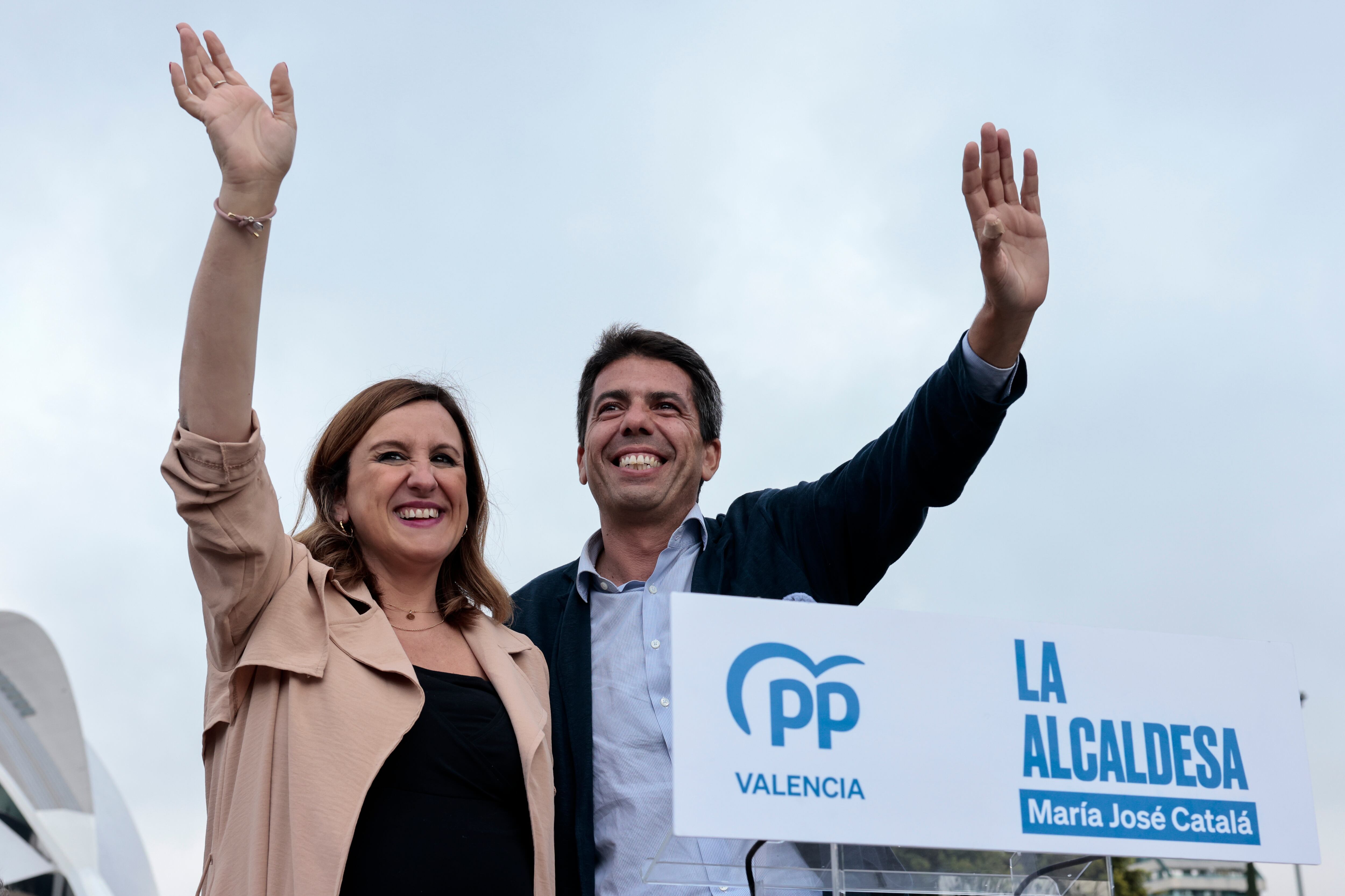 El ganador de las elecciones autonómicas en la Comunitat Valenciana, Carlos Mazón, junto a la ganadora en la Alcaldía de Valencia, Maria José Catalá