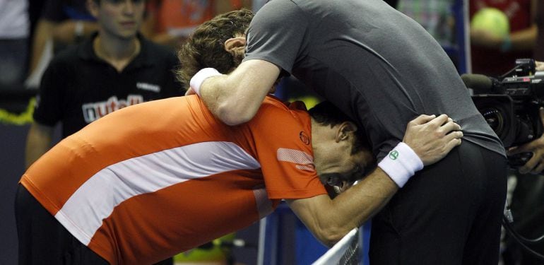 El tenista británico Andy Murray abraza a Tommy Robredo tras vencerle en la final del Valencia Open 500 que han disputado en la Ciudad de las Artes y las Ciencias. 