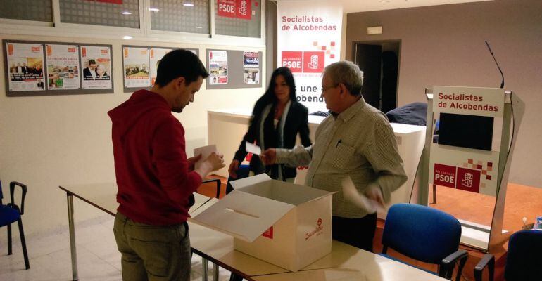 Consulta por el pacto de investidura en la sede del PSOE de la localidad de Alcobendas