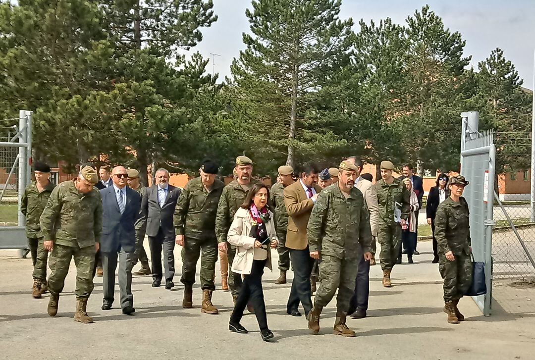 La ministra de Defensa, Margarita Robles, acompañada de personal militar y civil, en su visita a la base Cid Campeador de Castrillo del Val