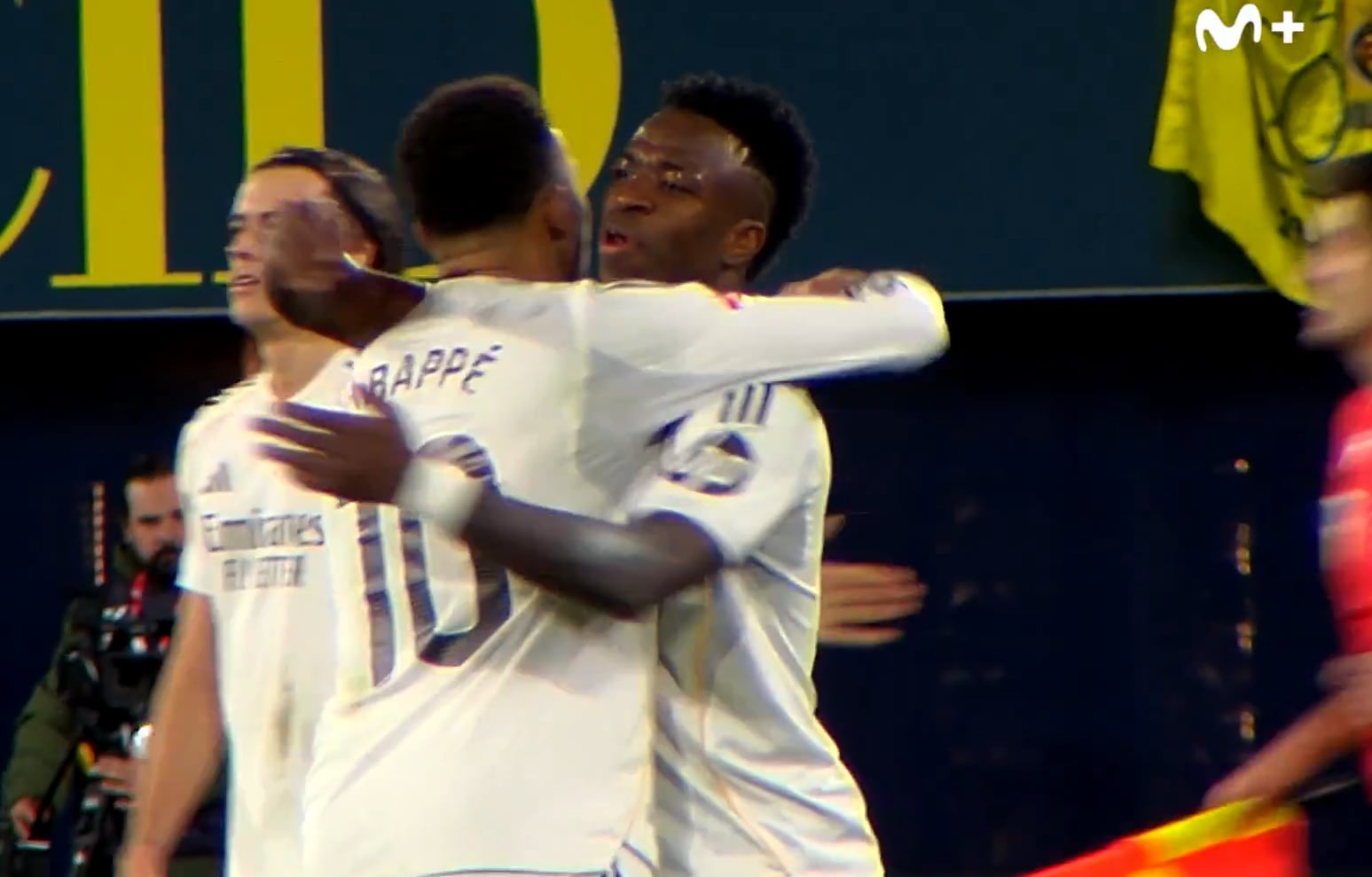 El momento en el que Vinicius le dice a Mbappé que es "el mejor del mundo"