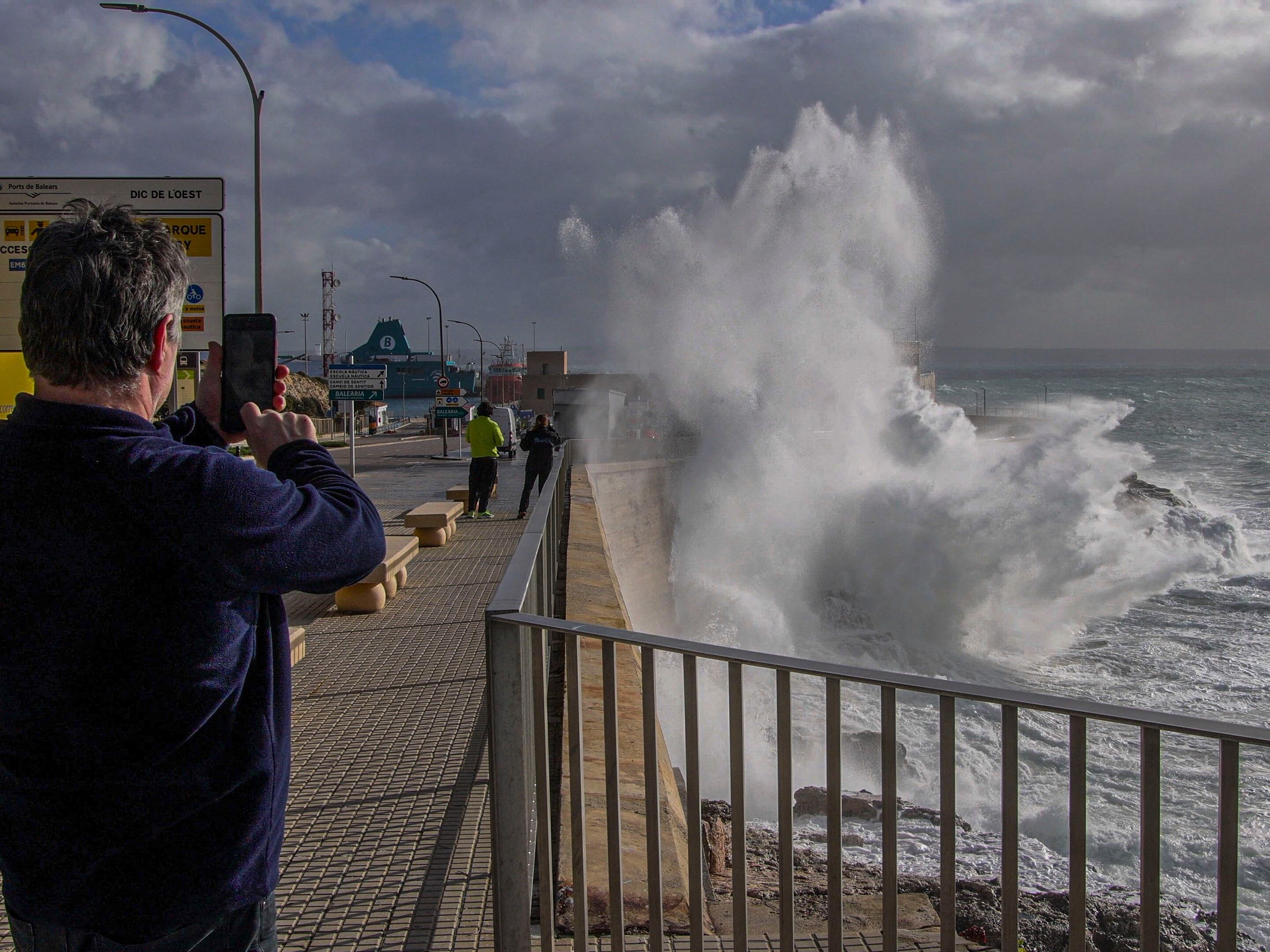 PALMA DE MALLORCA, 24/01/2026.- Las Islas Baleares se encuentran este sábado en situación de alerta amarilla (riesgo bajo) por fuertes vientos y olas de hasta 4 metros de altura, ha informado la Agencia Estatal de Meteorología (Aemet). EFE/Cati Cladera