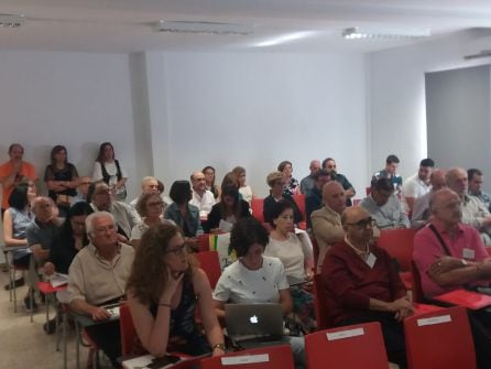 El público asistente abarrotaba la Sala de Conferencias de la Casa de la Juventud