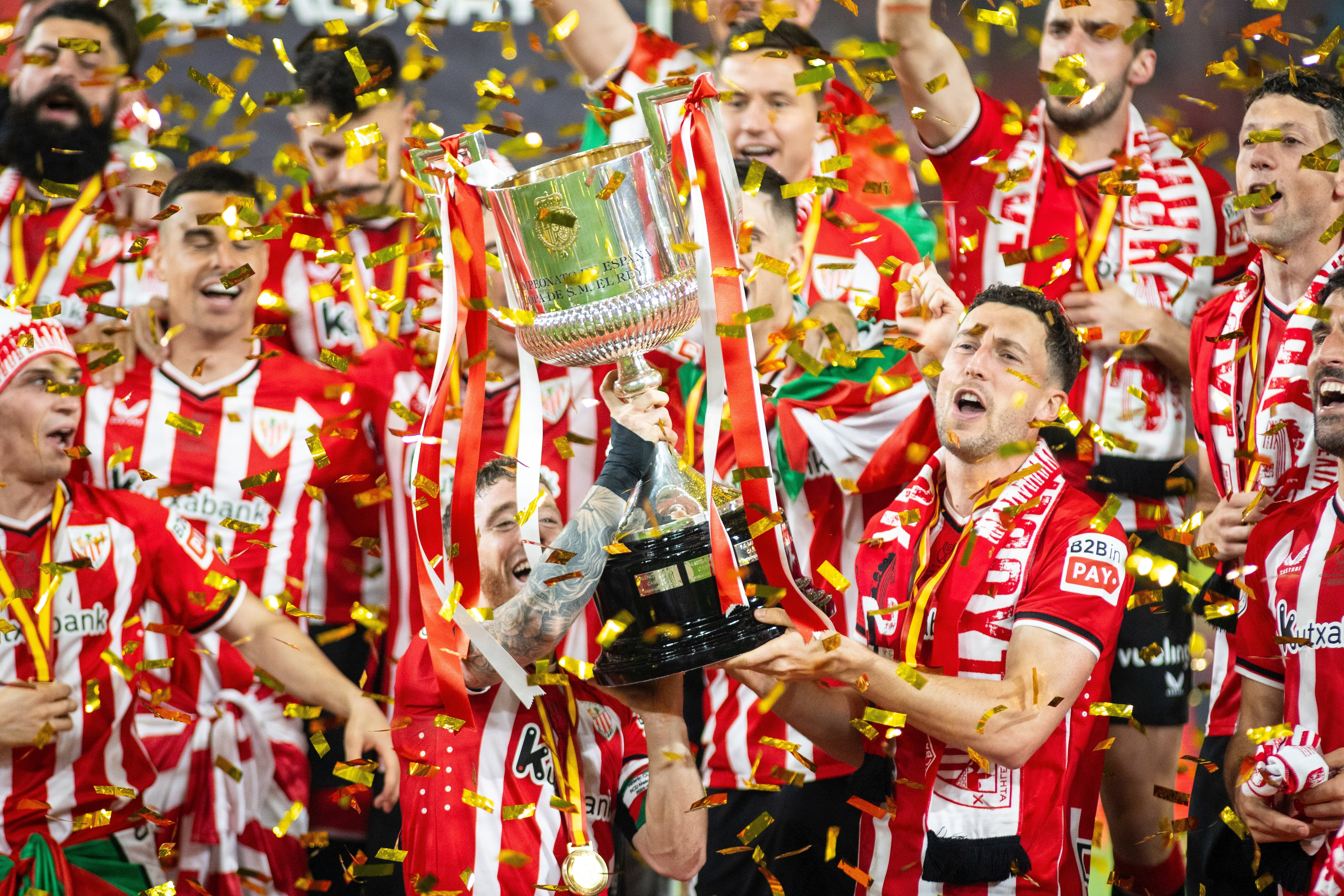 Iker Muniain y Oscar De Marcos levantan la Copa del Rey.