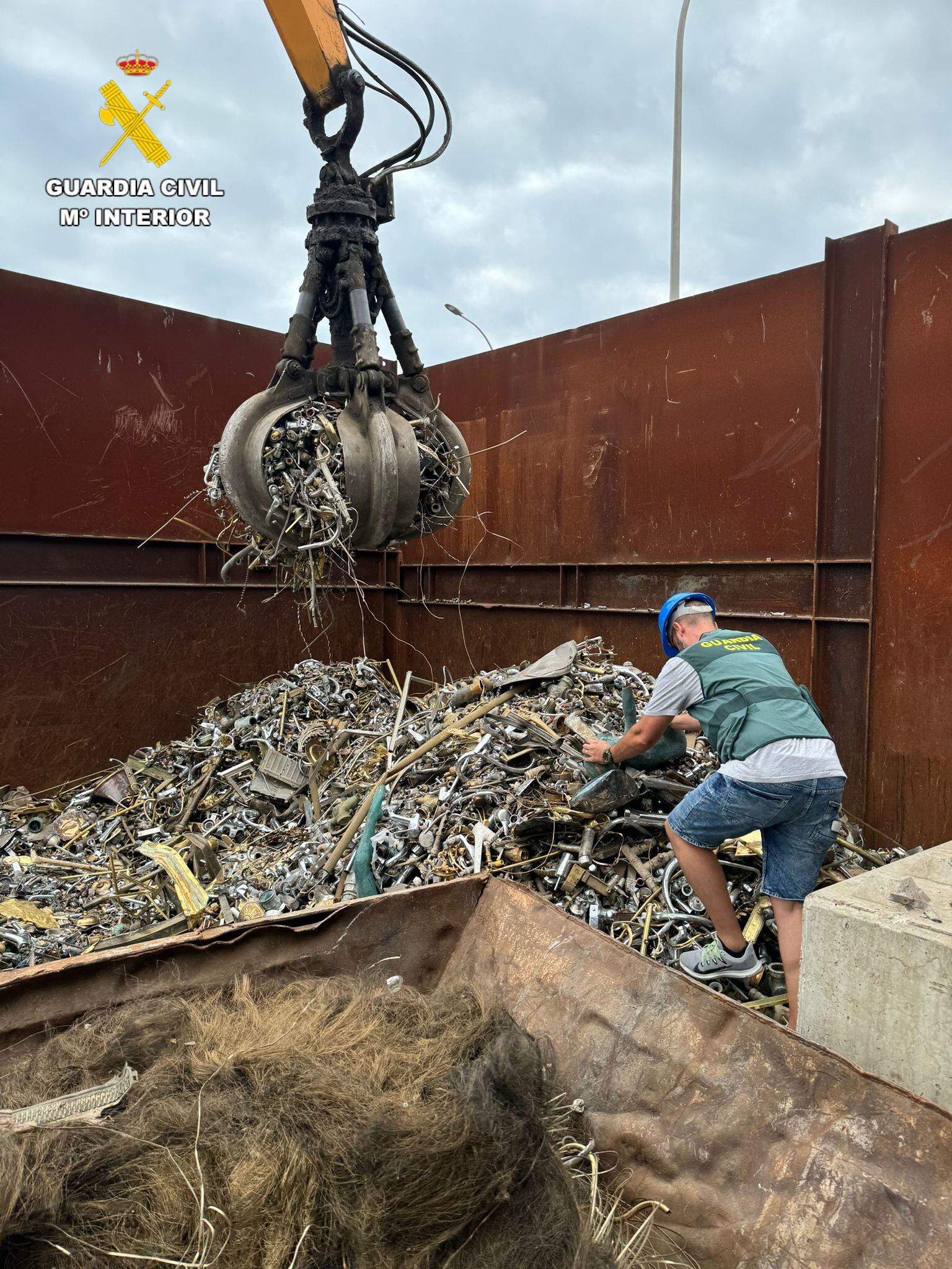 Detenidas tres personas por el robo de tres estatuas del artista Manuel Boix de una fuente Albalat de la Ribera