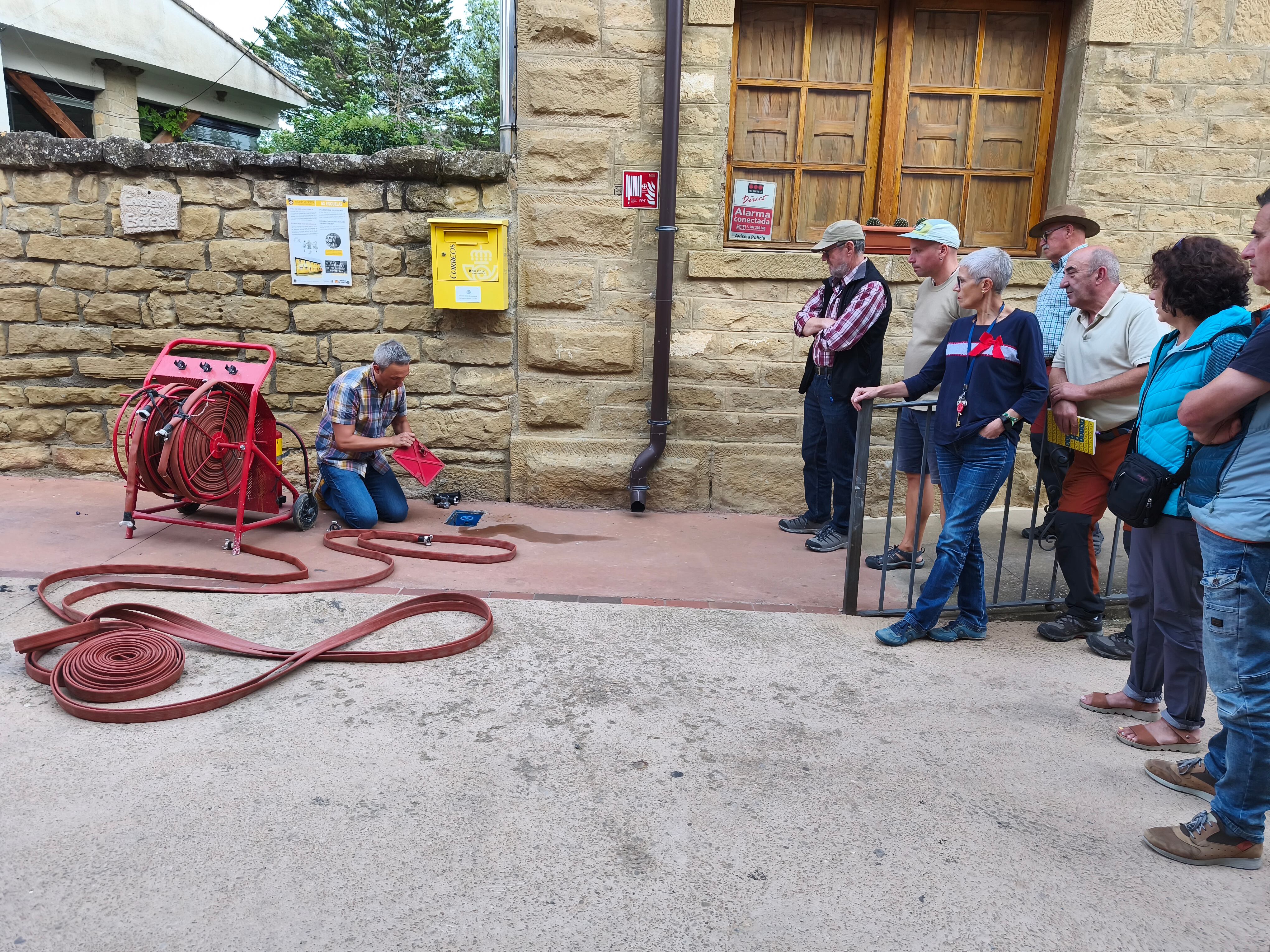 Una de las actividades prácticas fue el manejo de mangueras.