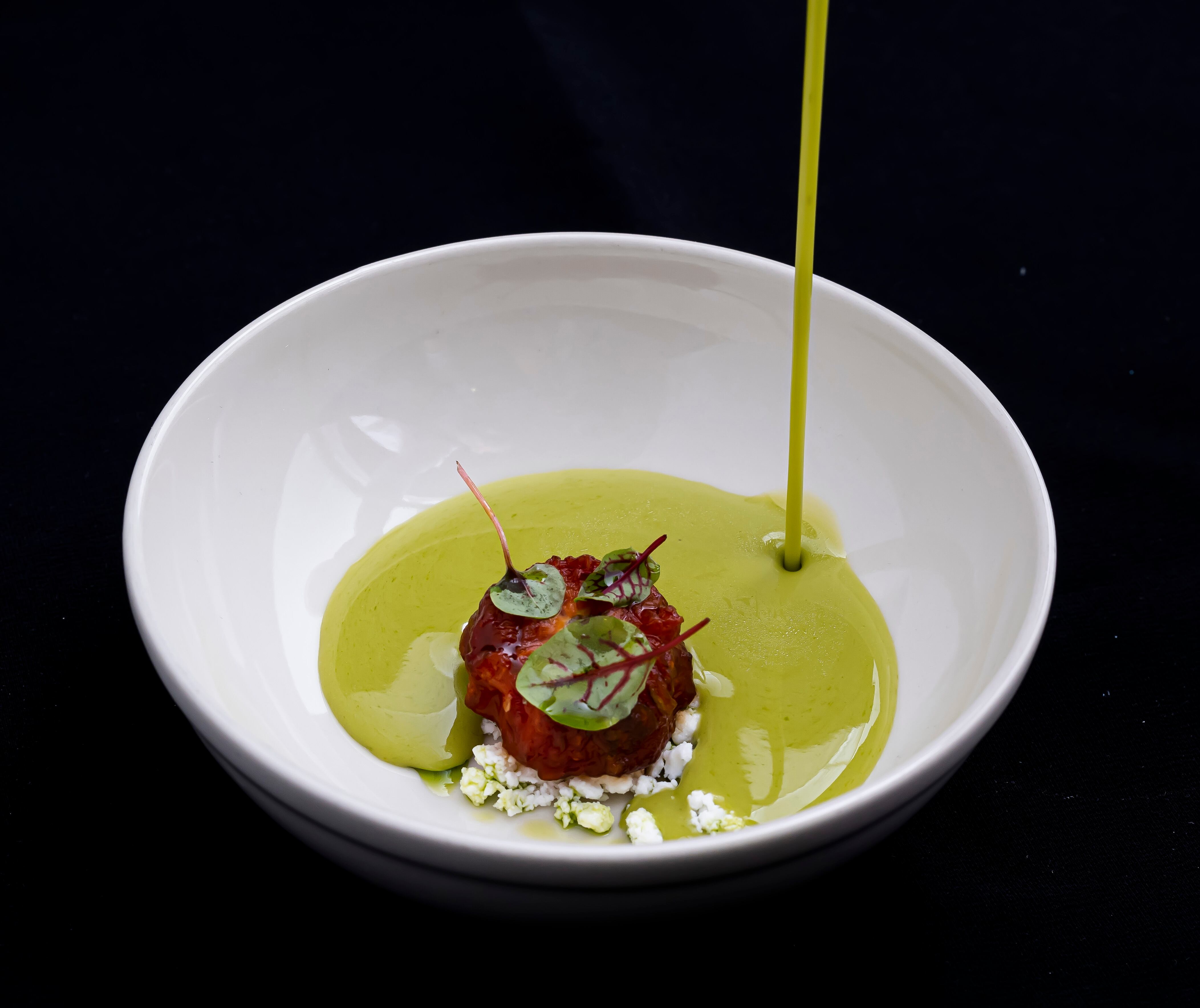 Sopa de hierbas, requesón y tomate