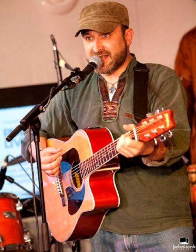 El cantautor Manolo Copé durante una actuación