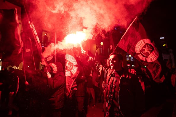 Un miembro de la Falange grita mientras porta una bengala durante una manifestación por el centro de Madrid (Foto de Marcos del Mazo/Light Rocket vía Getty Images)