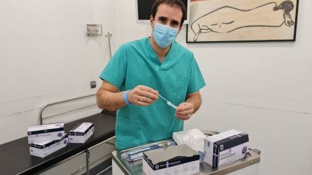 Igor Elberdin, con un test de antígenos