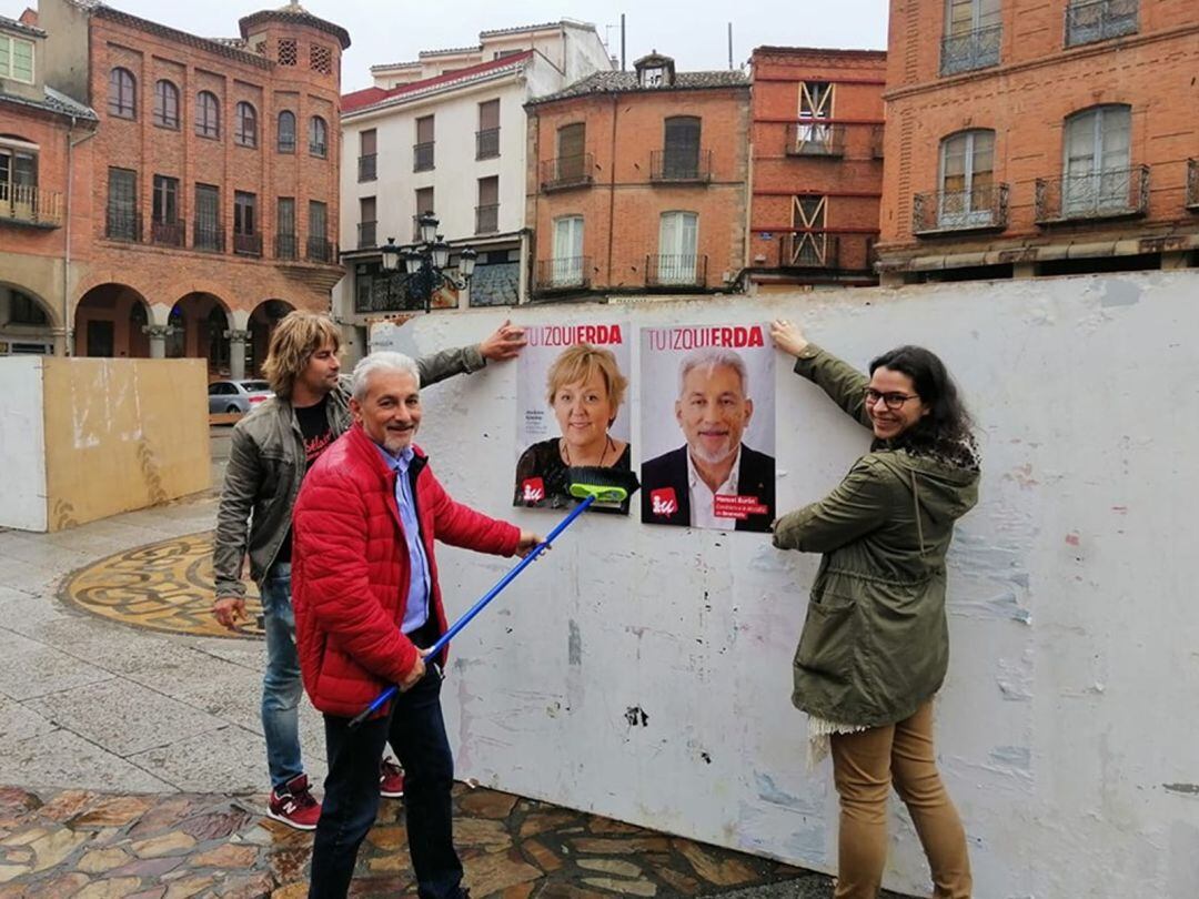 Los concejales Jesús Nieto, Manuel Burón y Nuria Herrero durante la pegada de carteles de las elecciones municipales del 26 de mayo