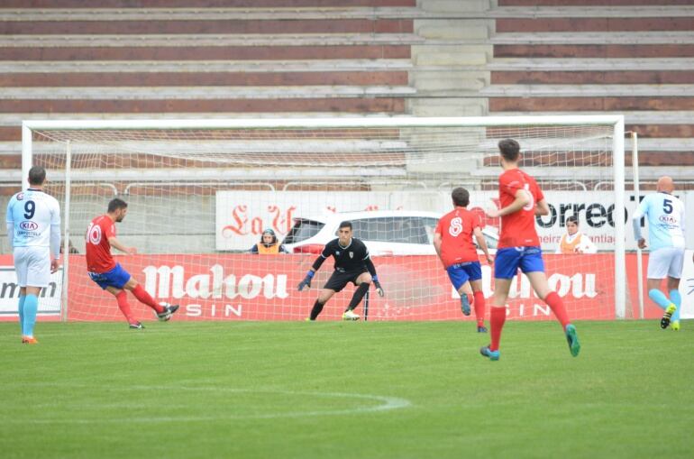 Gabi Misa, transformando el penalti que cometió Lucas