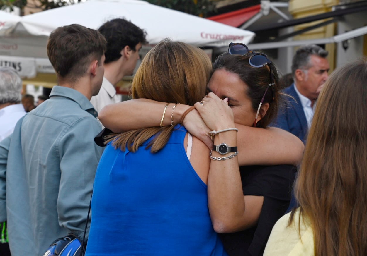 CÓRDOBA, 17/10/2023.- Córdoba ha rendido este martes un homenaje con su silencio a Álvaro Prieto, el jugador del juvenil cordobés cuyo cadáver fue encontrado ayer, y que murió electrocutado por el contacto con una catenaria tras subirse en la parte superior de un tren de cercanías. EFE/ Salas
