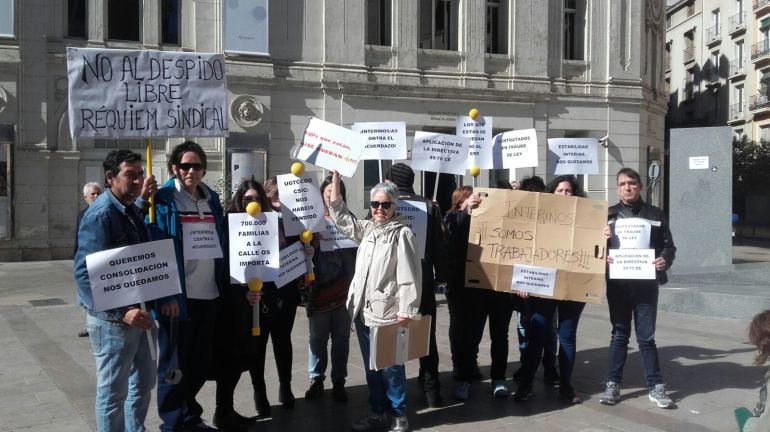 Interinos concentrados en la plaza José Sinués