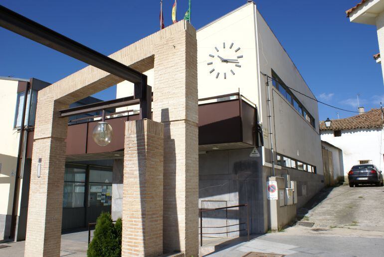 Fachada del Ayuntamiento de Serranillos del Valle