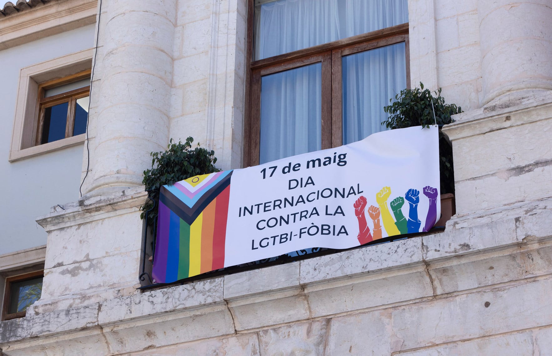 Cartel que conmemora el Día Internacional contra la LGTBI-Fobia desde el balcón del Ayuntamiento de Gandia.