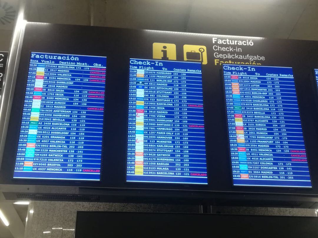 Paneles de información en el aeropuerto de Palma