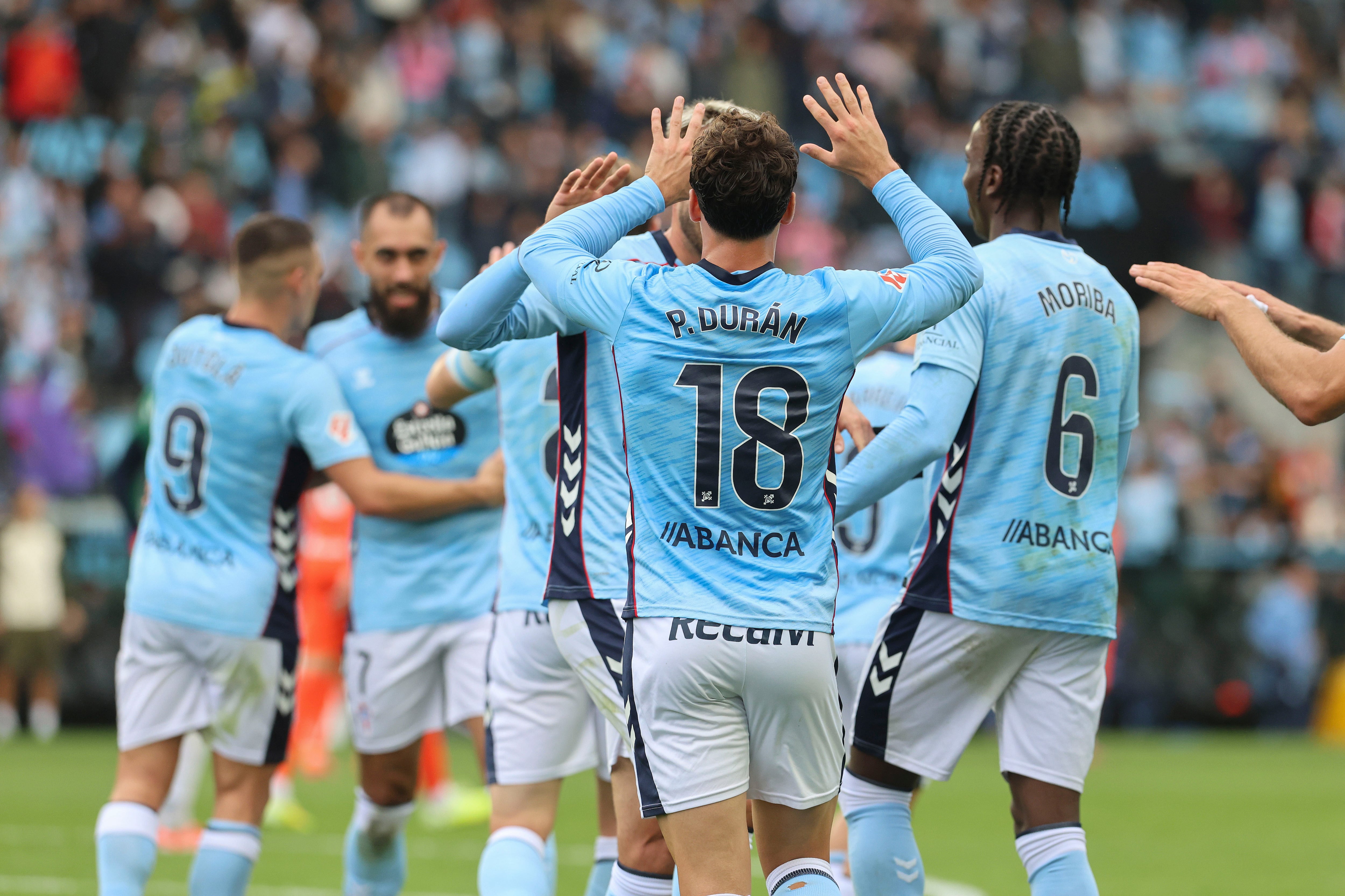 VIGO (PONTEVEDRA), 19/10/2025.- El jugador del Celta de Vigo Pablo Duran celebra tras anotar el primer gol del equipo gallego este domingo, durante el partido de la jornada 9 de LaLiga EA Sports que Celta de Vigo y Real Sociedad disputan en el estadio de Balaidos de Vigo (Pontevedra). EFE / Salvador Sas