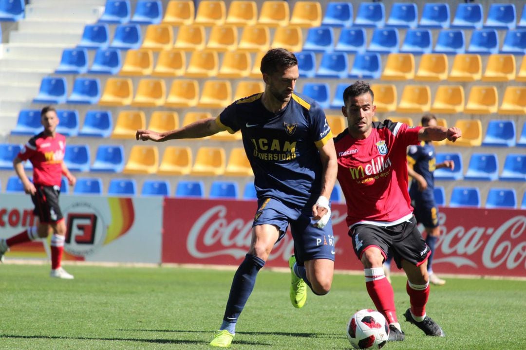 Grego Sierra disputando un balón en la presente temporada