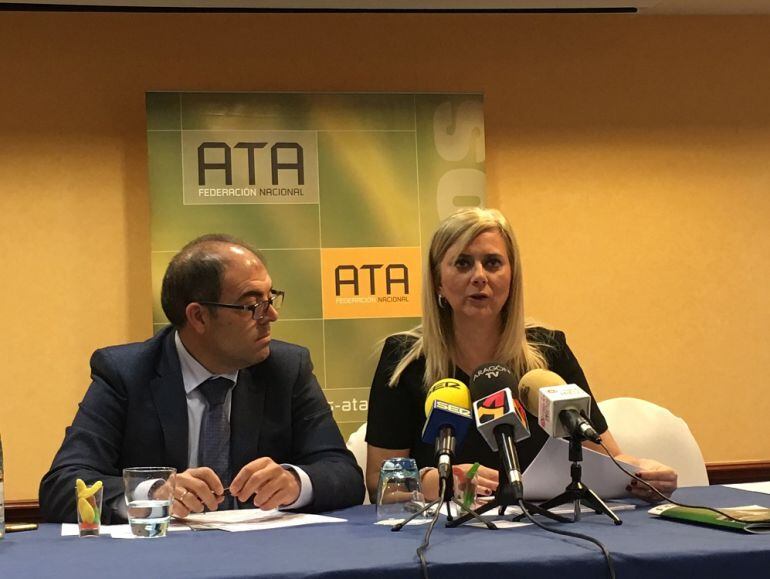 Lorenzo Amor y Maite Mazuelas ,durante la rueda de prensa