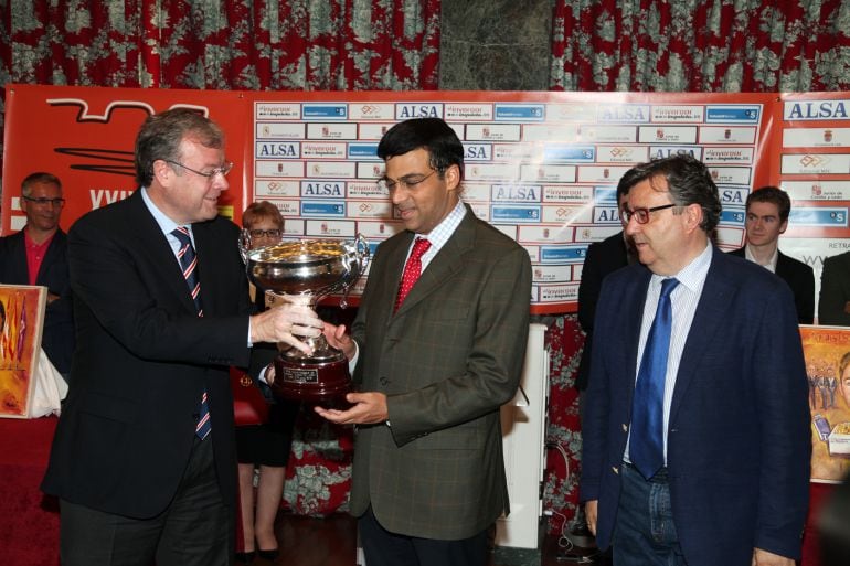 Anand recibe el trofeo de campeón de manos del alcalde Antonio Silván