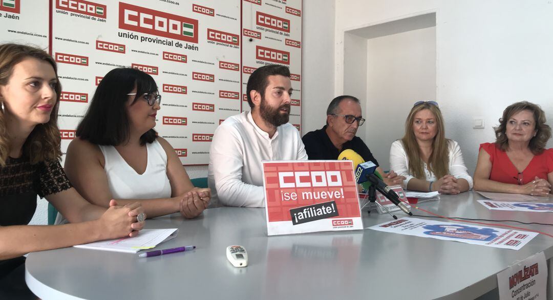 El secretario provincial de CCOO Jaén, Francisco Cantero (centro), junto a delegados y otros responsables sindicales.