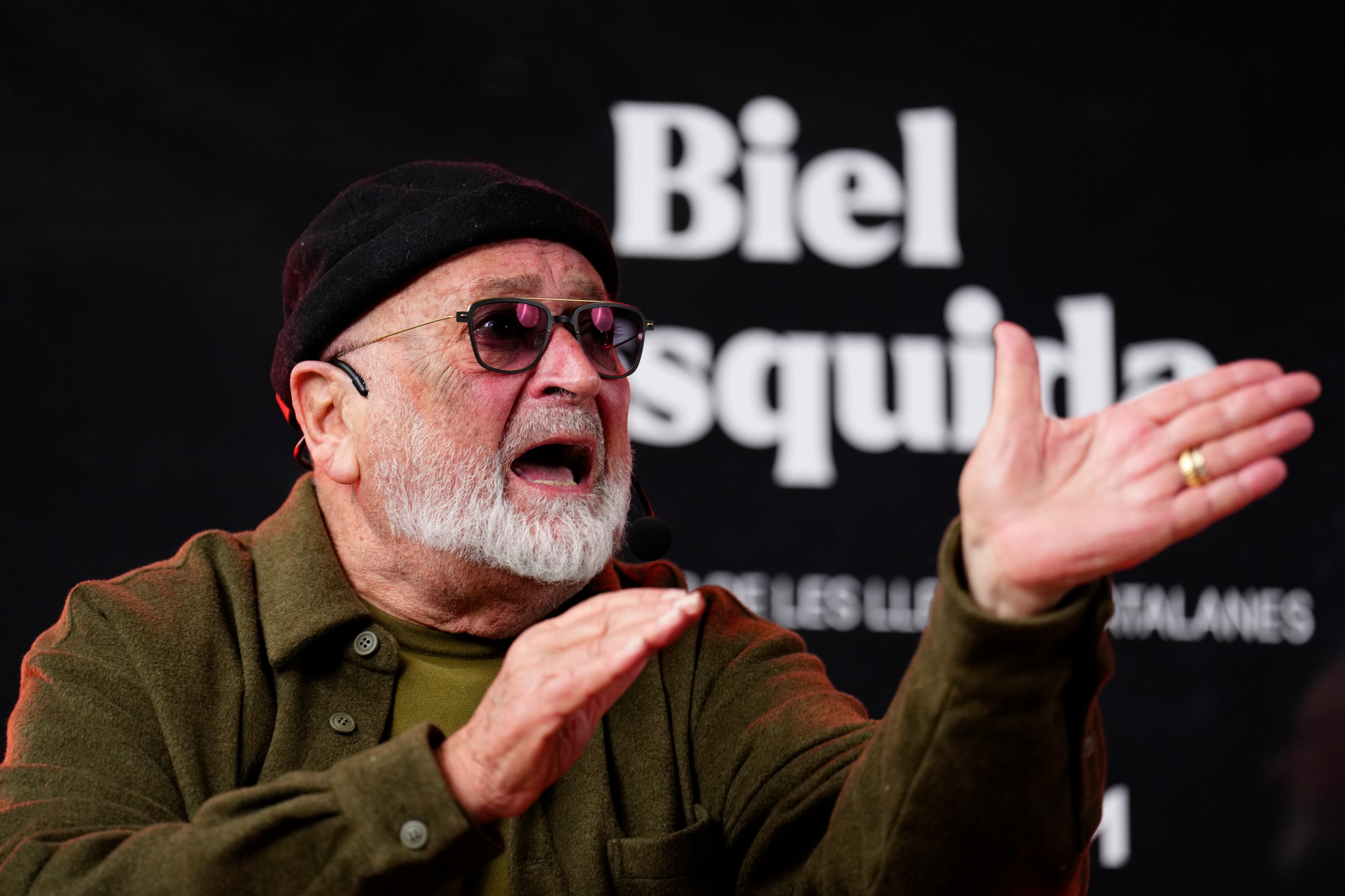 GRAFCAT003. BARCELONA (ESPAÑA), 19/03/2026.-El escritor, biólogo y comunicador mallorquín Biel Mesquida tras ganar este jueves el 58º Premi d'Honor de les Lletres Catalanes, que concede anualmente Òmnium Cultural, por ser un "creador verbal" que ha desarrollado todos los géneros, desde la poesía y el cuento a la novela, el artículo periodístico y la crítica literaria.EFE/ Alejandro García