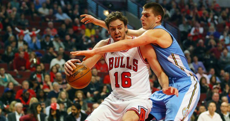 Pau Gasol busca la canasta