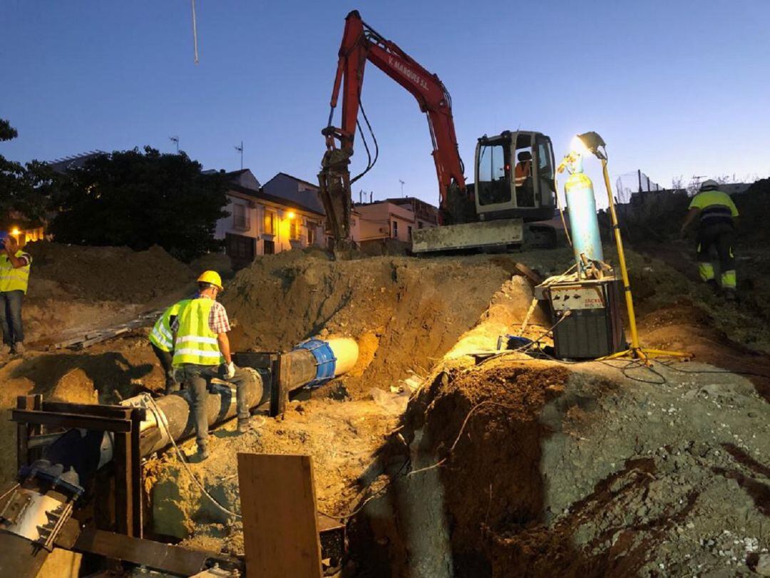 Trabajos de reparación de la avería de la tubería principal de abastecimiento de agua de Montilla (Córdoba)