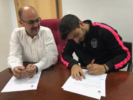 Mario Uclés firma su contrato