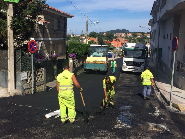 Una de las obras de asfaltado en el Concello de Nigrán.