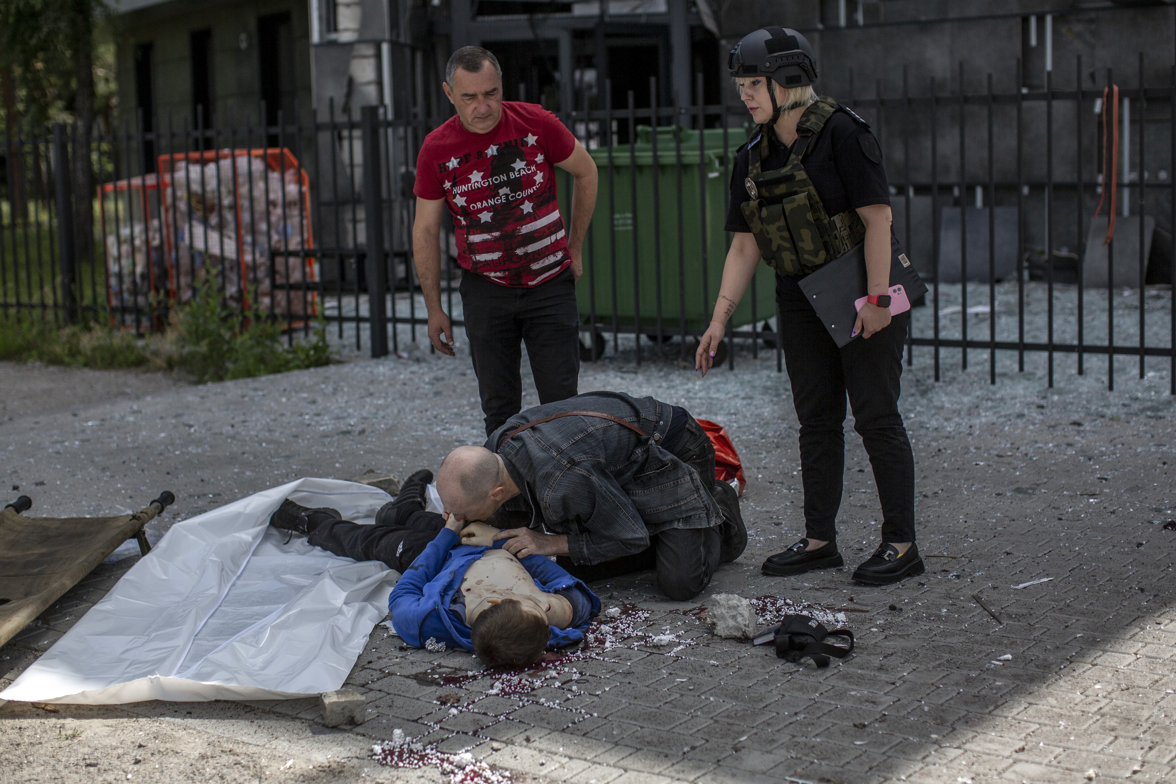 Desgarradoras imágenes de un padre rezando ante el cadáver de su hijo en Jarkov