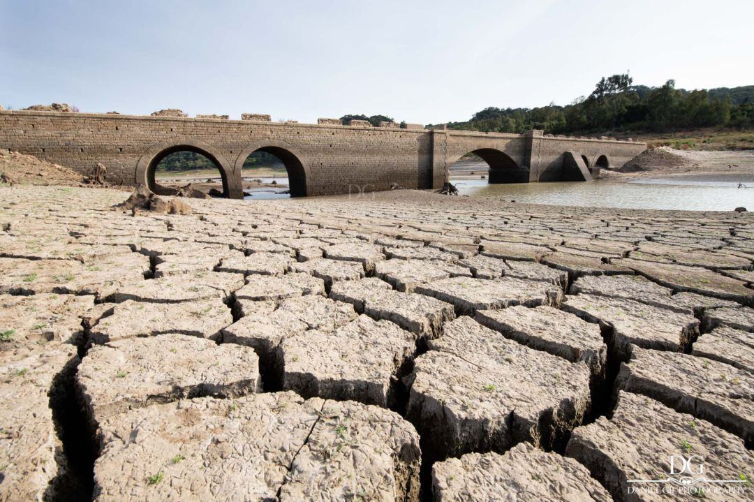 Imagen que muestra la escasez de agua en el embalse de Charco Redondo