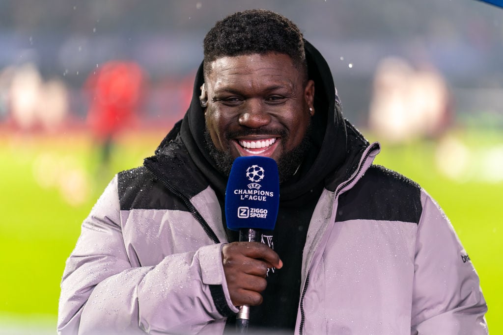 Royston Drenthe ejerciendo como comentarista durante el partido de la Champions League entre el Feyenoord y el FC Bayern München.