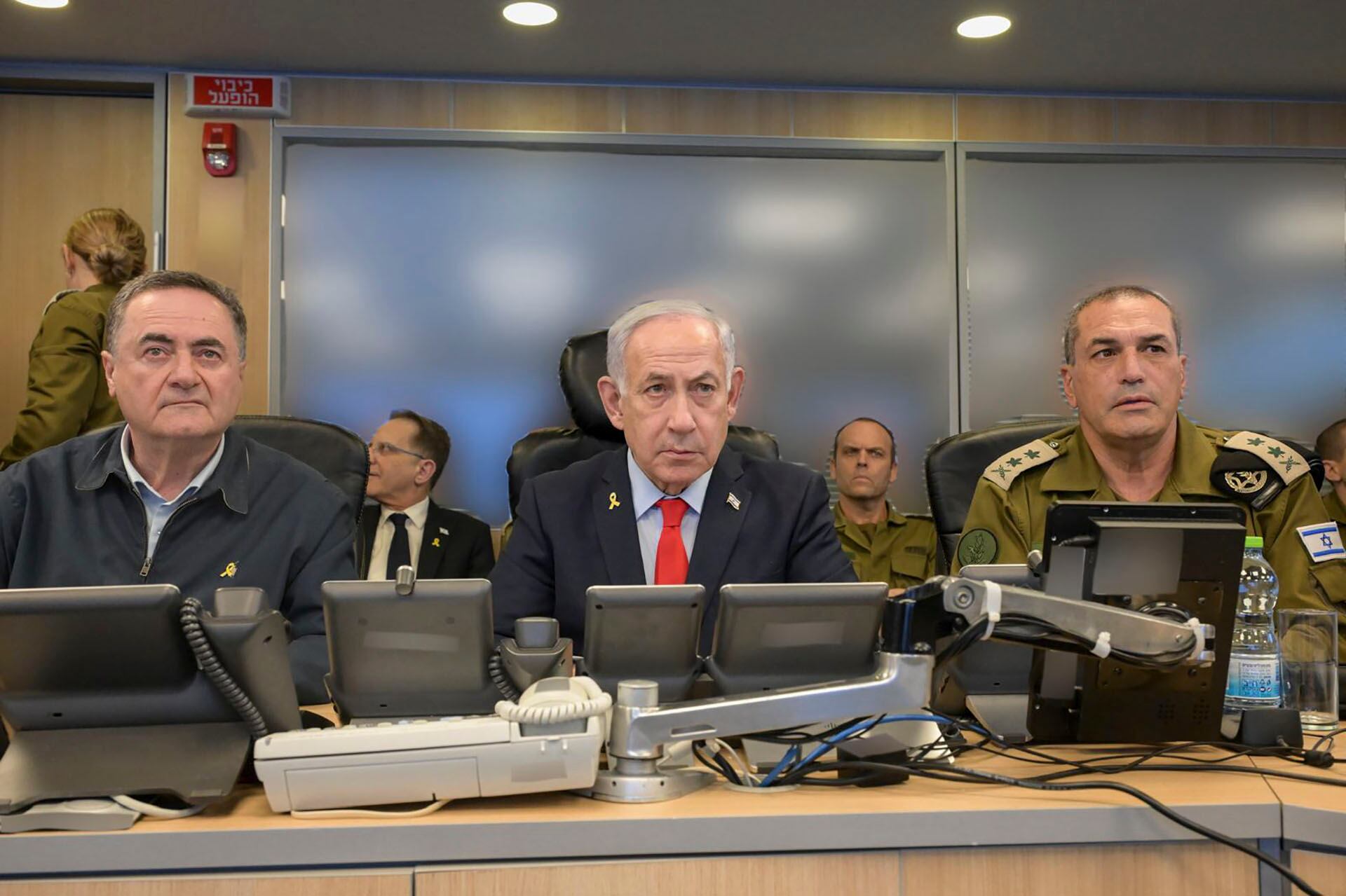 El primer ministro Benjamín Netanyahu sigue desde el puesto de mando de la Fuerza Aérea en Kirya el ataque que el ejercito hebreo ha realizado hoy lunes contra objetivos del régimen terrorista hutí en Yemen.