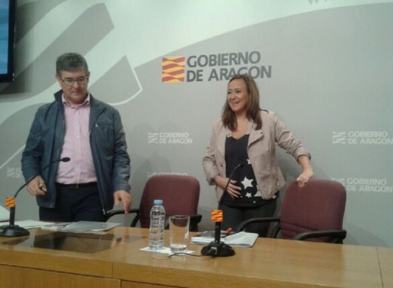 Los consejeros Vicente Guillén y Mayte Pérez, momentos antes de empezar la rueda de prensa tras el Consejo de Gobierno