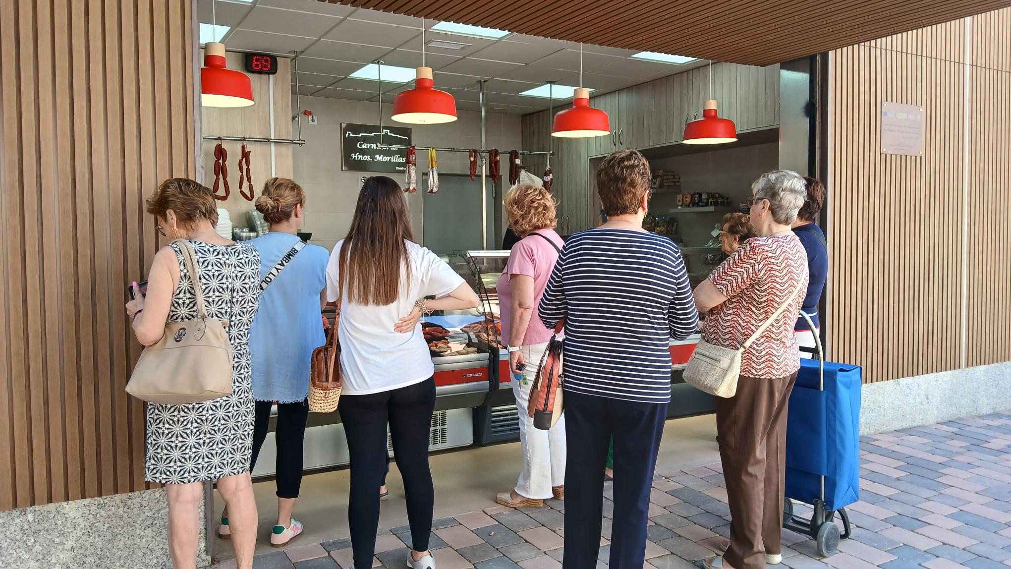 Clientas de la carnicería del mercado de abastos del barrio de San Cristóbal de Lorca