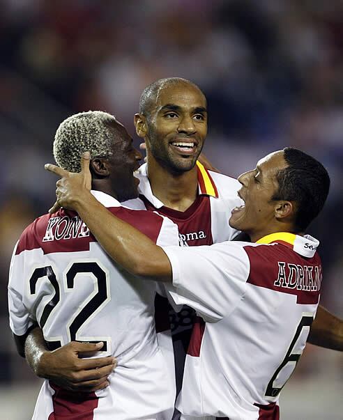 Kone, Kanouté y Luis Fabiano celebran el cuarto gol sevillista