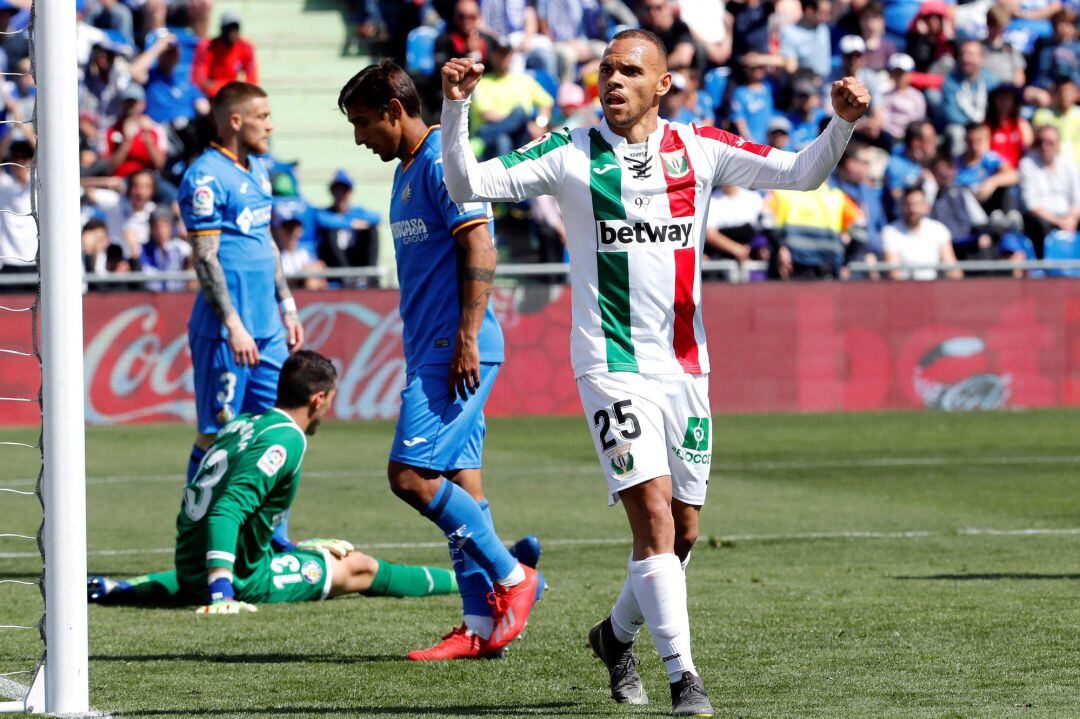 El jugador danés del C.D. Leganés Martin Braithwaite (de blanco-d) celebra el segundo gol de su equipo marcado por Juan Francisco Moreno, durante el partido que enfrentan contra el Getafe C.F. en el Coliseum Alfonso Pérez en Getafe, Madrid.
