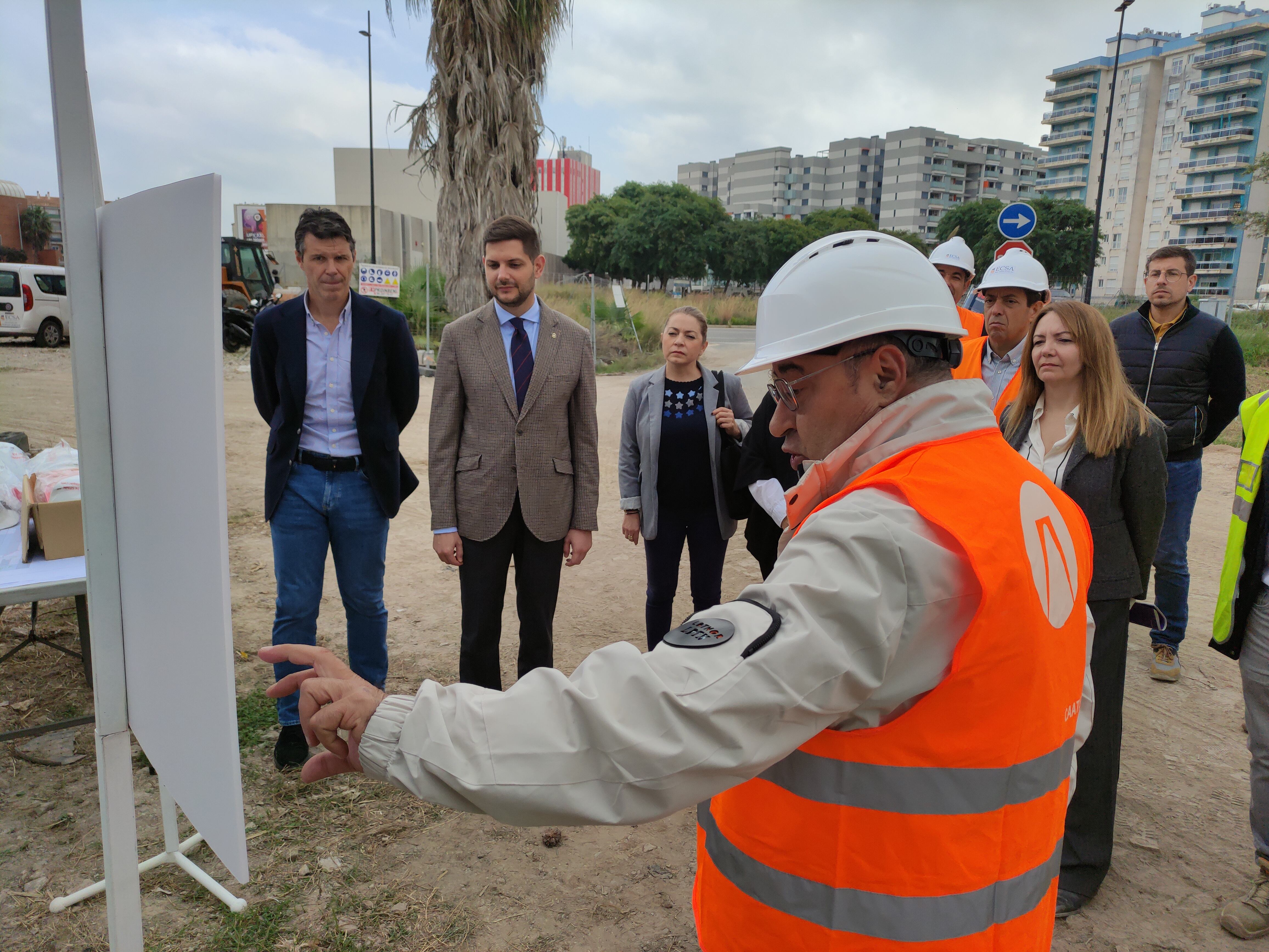 Explicación del proyecto a autoridades, en una visita al pabellón Gandia Arena