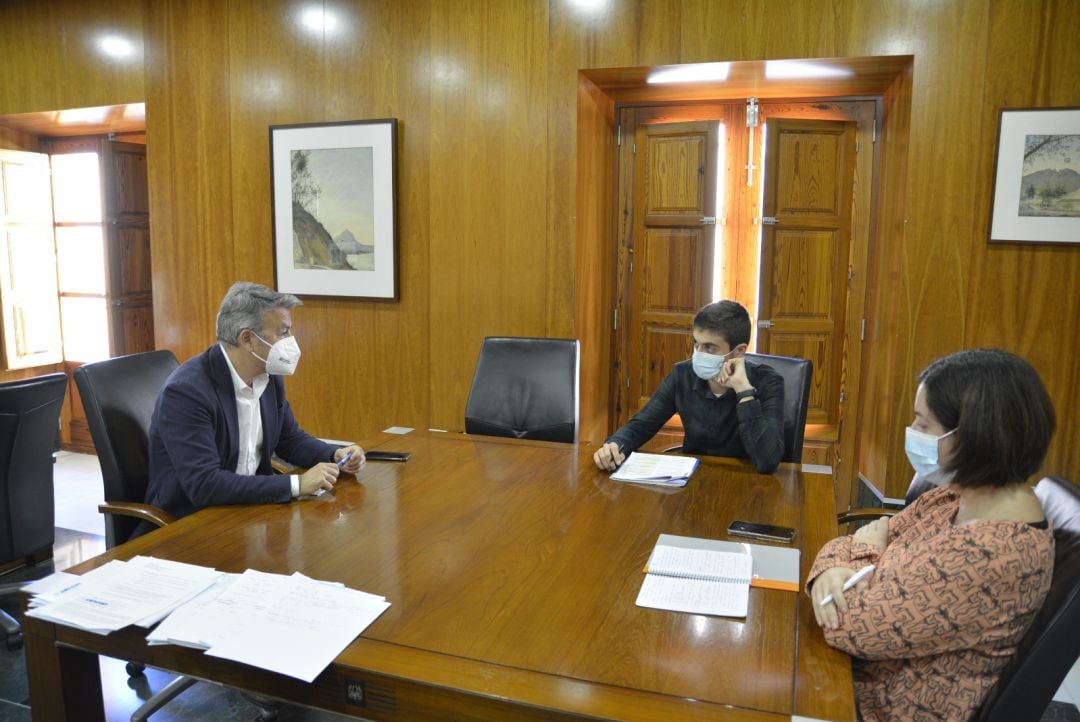 El alcalde, José Chulvi y los concejales Ximo Segarra y Montse Villaverde.